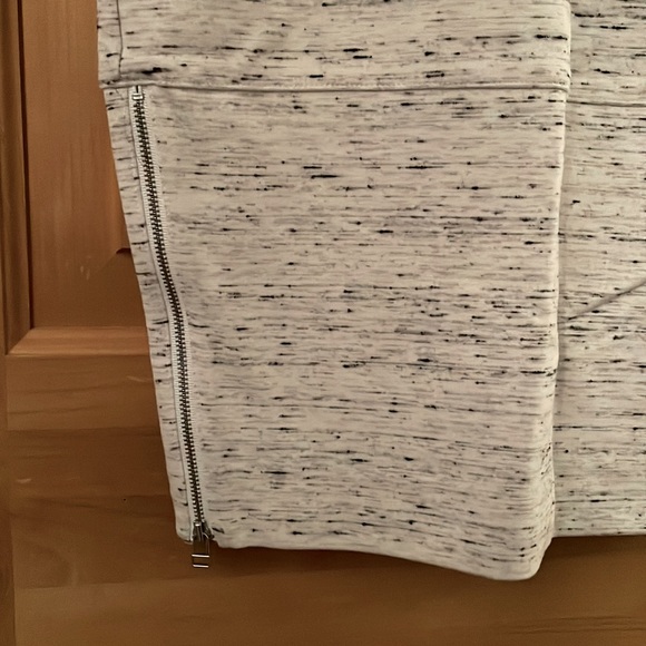 Aritzia Wilfred White Grey Heather Stretch Pencil Skirt with Zippers, size 6 - Picture 2 of 8